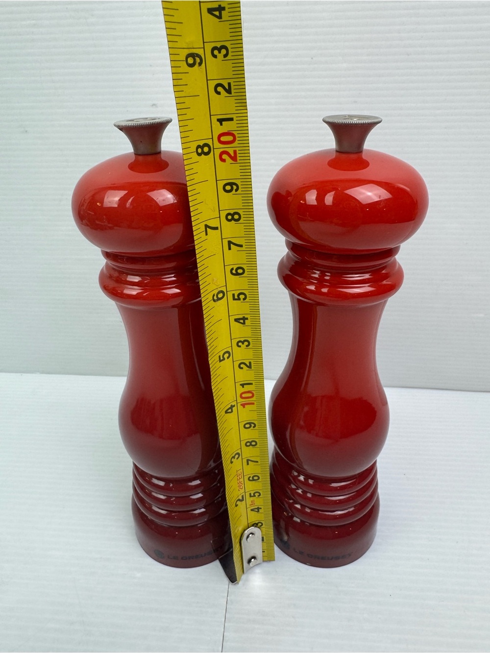 Le Creuset Salt and Pepper Mill Set of 2 Cerise Red 8" Classic Grinder - Picture 4 of 10